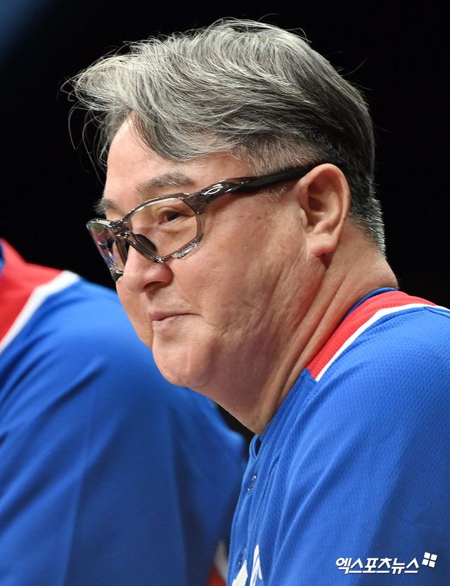 한화는 2일 대구 삼성라이온즈파크에서 열린 '2024 신한 SOL Bank KBO 리그' 삼성 라이온즈와 주말 3연전 마지막 경기가 끝난 직후 새 사령탑을 선임을 발표했다. 최원호 전 감독이 물러난 뒤 나온 1순위 후보 김경문 감독이 이변 없이 한화 지휘봉을 잡았다. 계약 규모는 3년간(2024~2026시즌) 계약금 5억원, 연봉 15억원 등 총 20억원이다. 엑스포츠뉴스 DB