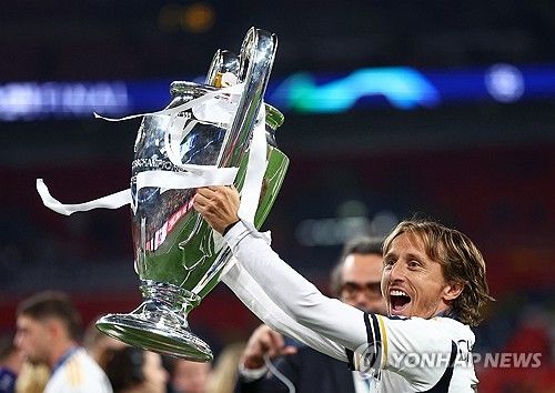 모드리치가 3일(한국시간) 스페인 마드리드에서 진행된 레알 마드리드의 유럽축구연맹(UEFA) 챔피언스리그 통산 15회 우승 기념행사에서 다음 시즌도 레알에 잔류한다고 말했다. 지난 2012년 레알로 이적한 그는 레알에서만 13년째 뛰는 구단 최고의 레전드 중 한 명이 된다. 연합뉴스