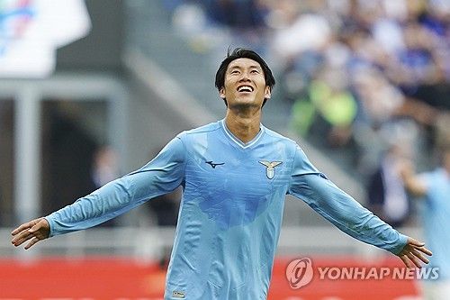유럽 축구 이적시장 전문가 파브리치오 로마노 기자는 3일 SNS를 통해 카마다 다이치가 라치오를 떠나 크리스털 팰리스로 이적할 예정이라고 발표했다. 일본 출신 미드필더 카마다는 지난해 여름 아인트라흐트 프랑크푸르트를 떠나 라치오로 이적했지만 마우리시오 사리 감독 밑에서 외면 당해 대부분 교체로만 출전했다. 당시 라치오와 3년 연장이 옵션이 포함된 1년 계약을 맺은 카마다는 라치오에 남지 않고 이번 여름 프랑크푸르트 시절 자신을 지도했던 올리버 글라스너 감독이 이끌고 있는 크리스털 팰리스에 합류하기로 결정했다. 연합뉴스