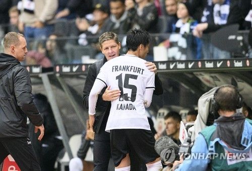 유럽 축구 이적시장 전문가 파브리치오 로마노 기자는 3일 SNS를 통해 카마다 다이치가 라치오를 떠나 크리스털 팰리스로 이적할 예정이라고 발표했다. 일본 출신 미드필더 카마다는 지난해 여름 아인트라흐트 프랑크푸르트를 떠나 라치오로 이적했지만 마우리시오 사리 감독 밑에서 외면 당해 대부분 교체로만 출전했다. 당시 라치오와 3년 연장이 옵션이 포함된 1년 계약을 맺은 카마다는 라치오에 남지 않고 이번 여름 프랑크푸르트 시절 자신을 지도했던 올리버 글라스너 감독이 이끌고 있는 크리스털 팰리스에 합류하기로 결정했다. 연합뉴스