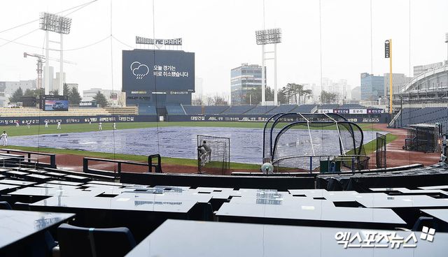 30일 창원 NC파크에서 열릴 예정이던 NC와 LG의 '2024 신한 SOL Bank KBO 리그' 더블헤더 1경기는 비로 취소됐다. 비가 그치면 더블헤더 2경기가 같은 곳에서 오후 5시에 열린다. 엑스포츠뉴스 DB