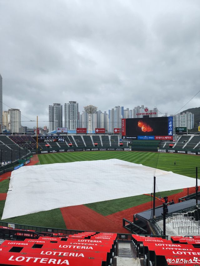 30일 사직구장에서 열릴 예정이던 롯데와 한화의 '2024 신한 SOL Bank KBO 리그' 더블헤더 1경기는 비로 취소됐다. 더블헤더 2경기는 비가 그칠 경우, 오후 5시에 같은 곳에서 열린다. 사직, 박정현 기자