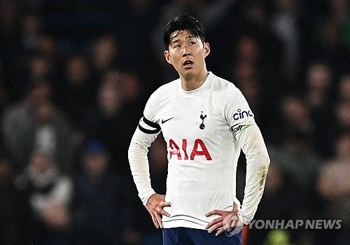 손흥민의 활약을 고려하면 토트넘 홋스퍼가 손흥민에게 새롭게 제안할 것으로 예상되는 계약 조건이 아쉬운 게 사실이다. 현재 연봉 약 177억원을 수령하고 있는 손흥민은 계약을 갱신할 경우 200억이 넘는 연봉을 수령하리라 전망된다. 물론 손흥민의 나이가 32세라는 현실적인 부분도 생각하지 않을 수 없지만, 그간 손흥민이 토트넘에서 보여준 모습을 생각하면 아쉽게 느껴지는 조건이다. 사진 연합뉴스