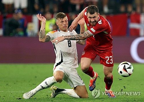 신형 전차로 탈바꿈한 유럽축구연맹(UEFA) 2024 유럽축구선수권대회(유로 2024) 개최국 독일이 대회 8강에 올랐다. 독일은 30일(한국시간) 열린 덴마크와의 유로 2024 16강전에서 카이 하베르츠와 자말 무시알라의 연속골에 힘입어 2-0 승리를 거두면서 8강 진출을 확정 지었다. 독일이 메이저대회 8강에 오른건 지난 2016년 프랑스에서 열린 유로 2016 이후 8년 만이다. 독일은 4강행 길목에서 스페인과 조지아 경기의 승자와 맞붙는다. 사진 연합뉴스