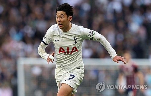 손흥민도 현 시점에서 구단과 장기 재계약을 맺는 것은 힘들다. 1992년생인 손흥민은 2년, 혹은 3년만 더 뛰어도 슬슬 은퇴를 바라볼 나이가 되기 때문이다. 토트넘은 손흥민의 계약을 1년 더 연장하고 재계약을 맺는 방향을 생각하고 있는 것으로 알려졌는데, 이는 상당히 현실적인 결정이 아닐 수 없다. 사진 연합뉴스