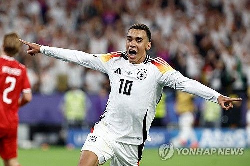 신형 전차로 탈바꿈한 유럽축구연맹(UEFA) 2024 유럽축구선수권대회(유로 2024) 개최국 독일이 대회 8강에 올랐다. 독일은 30일(한국시간) 열린 덴마크와의 유로 2024 16강전에서 카이 하베르츠와 자말 무시알라의 연속골에 힘입어 2-0 승리를 거두면서 8강 진출을 확정 지었다. 독일이 메이저대회 8강에 오른건 지난 2016년 프랑스에서 열린 유로 2016 이후 8년 만이다. 독일은 4강행 길목에서 스페인과 조지아 경기의 승자와 맞붙는다. 사진 연합뉴스