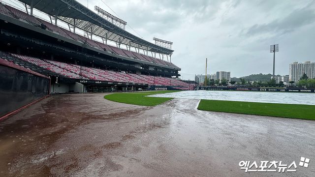 30일 광주 기아챔피언스필드에서 열릴 예정이던 KIA와 키움의 '2024 신한 SOL Bank KBO 리그' 더블헤더 1경기는 비로 취소됐다. 비가 그치면 같은 곳에서 더블헤더 2경기가 오후 5시부터 열린다. 엑스포츠뉴스 DB
