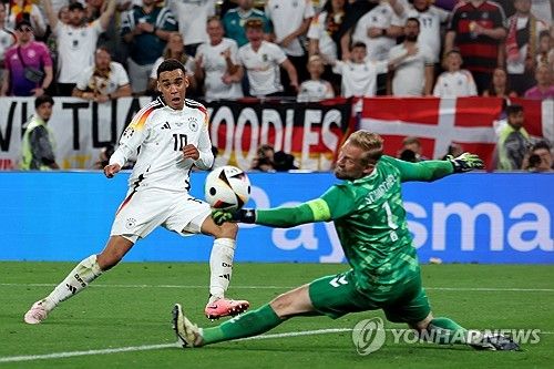 신형 전차로 탈바꿈한 유럽축구연맹(UEFA) 2024 유럽축구선수권대회(유로 2024) 개최국 독일이 대회 8강에 올랐다. 독일은 30일(한국시간) 열린 덴마크와의 유로 2024 16강전에서 카이 하베르츠와 자말 무시알라의 연속골에 힘입어 2-0 승리를 거두면서 8강 진출을 확정 지었다. 독일이 메이저대회 8강에 오른건 지난 2016년 프랑스에서 열린 유로 2016 이후 8년 만이다. 독일은 4강행 길목에서 스페인과 조지아 경기의 승자와 맞붙는다. 사진 연합뉴스