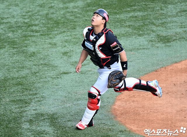 KT 위즈 강백호가 정규시즌 경기에 포수로 출전해 파울 타구를 쫓아 따라가고 있다. 엑스포츠뉴스 DB