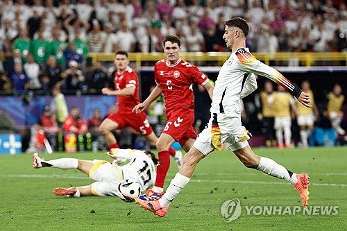 신형 전차로 탈바꿈한 유럽축구연맹(UEFA) 2024 유럽축구선수권대회(유로 2024) 개최국 독일이 대회 8강에 올랐다. 독일은 30일(한국시간) 열린 덴마크와의 유로 2024 16강전에서 카이 하베르츠와 자말 무시알라의 연속골에 힘입어 2-0 승리를 거두면서 8강 진출을 확정 지었다. 독일이 메이저대회 8강에 오른건 지난 2016년 프랑스에서 열린 유로 2016 이후 8년 만이다. 독일은 4강행 길목에서 스페인과 조지아 경기의 승자와 맞붙는다. 사진 연합뉴스