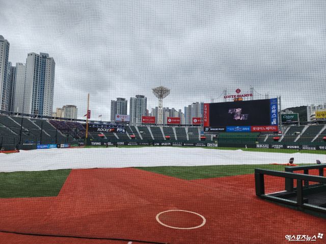 30일 사직구장에서 열릴 예정이던 롯데와 한화의 '2024 신한 SOL Bank KBO 리그' 더블헤더 1경기는 비로 취소됐다. 더블헤더 2경기는 같은 곳에서 오후 5시에 열리기로 예정됐다. 사직, 박정현 기자
