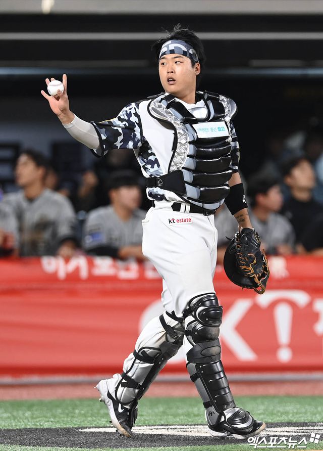 KT 위즈 강백호가 정규시즌 경기에 포수로 출전해 잡아낸 공을 보여주고 있다. 엑스포츠뉴스 DB