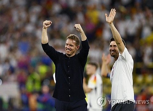 신형 전차로 탈바꿈한 유럽축구연맹(UEFA) 2024 유럽축구선수권대회(유로 2024) 개최국 독일이 대회 8강에 올랐다. 독일은 30일(한국시간) 열린 덴마크와의 유로 2024 16강전에서 카이 하베르츠와 자말 무시알라의 연속골에 힘입어 2-0 승리를 거두면서 8강 진출을 확정 지었다. 독일이 메이저대회 8강에 오른건 지난 2016년 프랑스에서 열린 유로 2016 이후 8년 만이다. 독일은 4강행 길목에서 스페인과 조지아 경기의 승자와 맞붙는다. 사진 연합뉴스