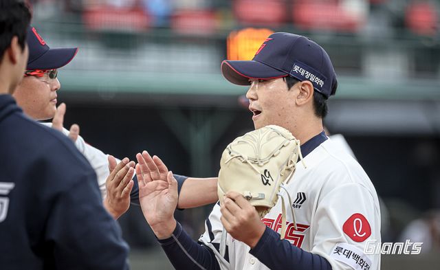 최이준은 2일 사직구장에서 열린 '2024 신한 SOL Bank KBO 리그' NC 다이노스와 주말 3연전 마지막 경기에서 구원 등판. 2⅓이닝 무실점 깔끔한 투구로 승리 투수가 됐다. 롯데 자이언츠