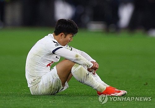 손흥민의 소속팀 토트넘 홋스퍼가 손흥민과 재계약을 맺는 대신 기존 손흥민의 계약 조건에 포함된 1년 연장 옵션을 발동할 계획인 것으로 알려졌다. 손흥민이 30대에 접어든 만큼 언제 기량이 하락할지 모르는 상황에서 다음 시즌 손흥민의 경기력 등을 두고 재계약 여부를 결정하려는 것으로 해석된다. 일각에서는 토트넘이 재계약 협상에서 유리한 고지를 점한 채 손흥민과의 재계약에 돌입하려 한다는 주장이 나오고 있다. 사진 연합뉴스