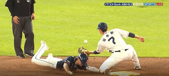 9회초 이유찬의 도루 장면. KBSN 중계 화면 캡처 