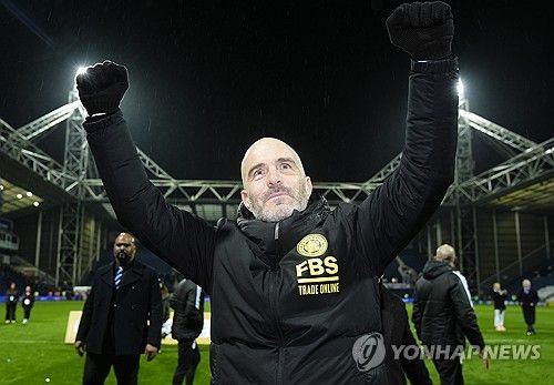 영국 매체 더선에 의하면 일부 첼시 팬들은 구단이 새로운 감독으로 엔소 마레스카 감독을 선임한 것에 대해 불만을 드러냈다. 시즌 종료 후 마우리시오 포체티노 감독과 결별한 첼시는 레스터 시티를 이끌고 잉글랜드 챔피언십 우승을 차지해 프리미어리그 승격을 이끈 마레스카 감독과 5년 장기 계약을 체결했다. 그러나 일부 팬들은 마레스카 감독이 첼시와 같은 빅클럽을 이끌어 본 경험이 없기에 그가 전임자들처럼 계약 기간을 다 채우지 못하고 조기 경질될 것으로 예상했다. 연합뉴스