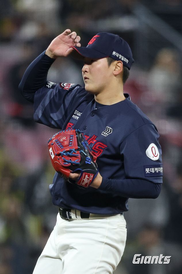  (엑스포츠뉴스 광주, 김지수 기자) 김태형 롯데 자이언츠 감독이 우완 최준용의 2군행에 대해 짧고 굵은 메시지를 전했다. "자기 공을 못 던진다"라고 강조하면서 퓨처스리그에서 재조정을 지시했다. 롯데는 4일 광주 기아챔피언스필드에서 열리는 2024 신한 SOL Bank KBO리그 KIA 타이거즈와의 팀 간 6차전에 앞서 베테랑 좌완 임준섭을 1군 엔트리에 등록했다. 휴식일이었던 지난 3일 우완 최준용이 말소되면서 생긴 빈자리를 메웠다. 김태형 감독은 "최준용은 지금은 2군에 내려가야 한다. 마운드에서 본인의 공을 못 던지고 있는 상태"라며 "퓨처스리그에서 얼마나 있을지는 보고를 받아봐야 안다. 앞선 경기(6월 2일 NC 다이노스전)에서도 초구에 좋은 공을 던졌는데 이후부터 볼이 많아지고 자기 공을 못 던졌다"고 말했다.&nbsp; 최준용은 지난 2일 NC와의 사직 홈 경기에서 롯데가 12-4로 크게 앞선 8회초 이닝 시작과 함께 마운드에 올랐다. 롯데 벤치는 점수 차가 컸던 만큼 최준용이 부담 없이 빠른 승부를 펼쳐주기를 바랐다. 하지만 최준용은 선두타자 박세혁을 중전 안타로 1루에 내보냈다. 투 볼 투 스트라이크에서 던진 145km짜리 바깥쪽 낮은 직구를 박세혁이 잘 대처했다. 최준용은 무사 1루에서 김주원과 승부 때 제구가 크게 흔들렸다. 초구, 2구가 연거푸 볼이 됐고 결국 풀카운트에서 우전 안타를 맞았다. 143km짜리 직구를 스트라이크 존에 집어 넣을 수밖에 없는 상황이었기 때문에 김주원이 쉽게 대처할 수 있었다. 김태형 감독은 무사 1·2루에서 최준용을 베테랑 우완 김상수와 교체했다. 긴박하게 투수교체를 가져가야 할 상황은 아니었지만 최준용의 투구 내용이 문제라고 봤다.&nbsp; 김태형 감독은 "최준용이 2군으로 내려갈 때 내가 따로 메시지를 준 부분은 없다. 이전에도 한번 얘기를 했던 부분이 있다. 이제 본인이 알아서 잘해야 한다"며 "1군 경험도 어느 정도 있는 투수인데 조금 아쉽다"고 설명했다. 또 "최준용의 장점은 볼끝이 좋은 직구인데 지금은 전혀 자기 공을 못 던진다"며 "공이 좋을 때는 괜찮은데 공 하나가 볼이 나오면 다음에 직구 스피드가 4~5km는 떨어진다"라고 지적했다. 최준용은 지난 3일 1군 엔트리 말소 전까지 2024 시즌 27경기 21⅓이닝 1승 2패 3홀드 평균자책점 5.40의 성적을 기록 중이다. 이닝당 출루허용률(WHIP) 1.94, 피안타율 0.322 등 세부 지표도 좋지 않다. 탈삼진(12)보다 볼넷(14)이 더 많은 부분도 문제다. 최준용의 2군행은 2024 시즌 개막 후 두 번째다. 지난달 15일부터 24일까지 열흘 동안 2군에서 투구 밸런스를 잡고 25일 다시 1군으로 돌아왔다. 하지만 불과 9일 만에 다시 2군으로 이동하게 됐다. 롯데는 지난해까지 부동의 셋업맨으로 활약했던 베테랑 우완 구승민이&nbsp;17경기 13⅔이닝 1승 2패 1홀드 평균자책점 9.88로 부진에 빠지면서 불펜 운영에 어려움을 겪고 있다. 여기에 최준용까지 난조를 보이면서 7회 이후 리드 시 마무리 김원중까지 이어지는 연결이 매끄럽지가 못한 상태다.&nbsp; 사진=롯데 자이언츠