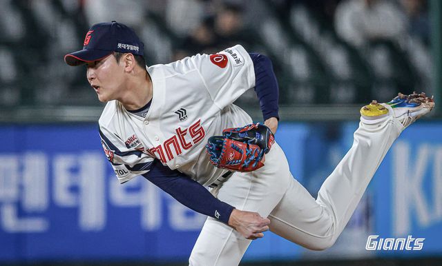  (엑스포츠뉴스 광주, 김지수 기자) 김태형 롯데 자이언츠 감독이 우완 최준용의 2군행에 대해 짧고 굵은 메시지를 전했다. "자기 공을 못 던진다"라고 강조하면서 퓨처스리그에서 재조정을 지시했다. 롯데는 4일 광주 기아챔피언스필드에서 열리는 2024 신한 SOL Bank KBO리그 KIA 타이거즈와의 팀 간 6차전에 앞서 베테랑 좌완 임준섭을 1군 엔트리에 등록했다. 휴식일이었던 지난 3일 우완 최준용이 말소되면서 생긴 빈자리를 메웠다. 김태형 감독은 "최준용은 지금은 2군에 내려가야 한다. 마운드에서 본인의 공을 못 던지고 있는 상태"라며 "퓨처스리그에서 얼마나 있을지는 보고를 받아봐야 안다. 앞선 경기(6월 2일 NC 다이노스전)에서도 초구에 좋은 공을 던졌는데 이후부터 볼이 많아지고 자기 공을 못 던졌다"고 말했다.&nbsp; 최준용은 지난 2일 NC와의 사직 홈 경기에서 롯데가 12-4로 크게 앞선 8회초 이닝 시작과 함께 마운드에 올랐다. 롯데 벤치는 점수 차가 컸던 만큼 최준용이 부담 없이 빠른 승부를 펼쳐주기를 바랐다. 하지만 최준용은 선두타자 박세혁을 중전 안타로 1루에 내보냈다. 투 볼 투 스트라이크에서 던진 145km짜리 바깥쪽 낮은 직구를 박세혁이 잘 대처했다. 최준용은 무사 1루에서 김주원과 승부 때 제구가 크게 흔들렸다. 초구, 2구가 연거푸 볼이 됐고 결국 풀카운트에서 우전 안타를 맞았다. 143km짜리 직구를 스트라이크 존에 집어 넣을 수밖에 없는 상황이었기 때문에 김주원이 쉽게 대처할 수 있었다. 김태형 감독은 무사 1·2루에서 최준용을 베테랑 우완 김상수와 교체했다. 긴박하게 투수교체를 가져가야 할 상황은 아니었지만 최준용의 투구 내용이 문제라고 봤다.&nbsp; 김태형 감독은 "최준용이 2군으로 내려갈 때 내가 따로 메시지를 준 부분은 없다. 이전에도 한번 얘기를 했던 부분이 있다. 이제 본인이 알아서 잘해야 한다"며 "1군 경험도 어느 정도 있는 투수인데 조금 아쉽다"고 설명했다. 또 "최준용의 장점은 볼끝이 좋은 직구인데 지금은 전혀 자기 공을 못 던진다"며 "공이 좋을 때는 괜찮은데 공 하나가 볼이 나오면 다음에 직구 스피드가 4~5km는 떨어진다"라고 지적했다. 최준용은 지난 3일 1군 엔트리 말소 전까지 2024 시즌 27경기 21⅓이닝 1승 2패 3홀드 평균자책점 5.40의 성적을 기록 중이다. 이닝당 출루허용률(WHIP) 1.94, 피안타율 0.322 등 세부 지표도 좋지 않다. 탈삼진(12)보다 볼넷(14)이 더 많은 부분도 문제다. 최준용의 2군행은 2024 시즌 개막 후 두 번째다. 지난달 15일부터 24일까지 열흘 동안 2군에서 투구 밸런스를 잡고 25일 다시 1군으로 돌아왔다. 하지만 불과 9일 만에 다시 2군으로 이동하게 됐다. 롯데는 지난해까지 부동의 셋업맨으로 활약했던 베테랑 우완 구승민이&nbsp;17경기 13⅔이닝 1승 2패 1홀드 평균자책점 9.88로 부진에 빠지면서 불펜 운영에 어려움을 겪고 있다. 여기에 최준용까지 난조를 보이면서 7회 이후 리드 시 마무리 김원중까지 이어지는 연결이 매끄럽지가 못한 상태다.&nbsp; 사진=롯데 자이언츠