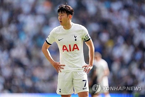 손흥민은 아직까지 스스로를 토트넘 레전드라고 생각하지 않았다. 가장 중요한 우승컵을 들기 전까지는 레전드로 불리길 원치 않았다. 5일 영국 풋볼런던에 따르면 손흥민은&nbsp;여전히 뭔가를 이뤄내고 싶고, 이 클럽의 전설이 될지를 결정하는 건 자신의 몫이 아니라면서 토트넘에서 뭐든 우승하고 싶기 때문에 스스로를 전설이라고 부르지 않을 거라고 말했다. 지난 9년 동안 토트넘에 헌신하고도 우승컵이 없었던 손흥민이 남은 2년 동안 우승을 차지할 수 있을지 귀추가 주목된다. 연합뉴스