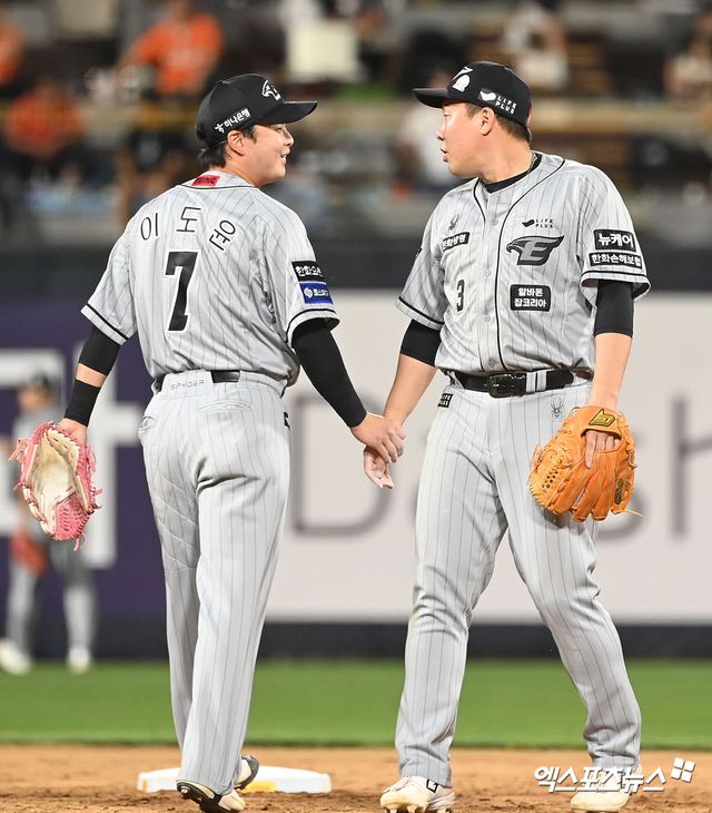 4일 오후 수원KT위즈파크에서 열린 2024 신한 SOL Bank KBO리그 한화 이글스와 KT 위즈의 경기, 5회말 무사 1루 한화 이도윤과 안치홍이 KT배정대의 타구를 더블플레이로 아웃시킨 후 대화를 나누고 있다. 엑스포츠뉴스DB