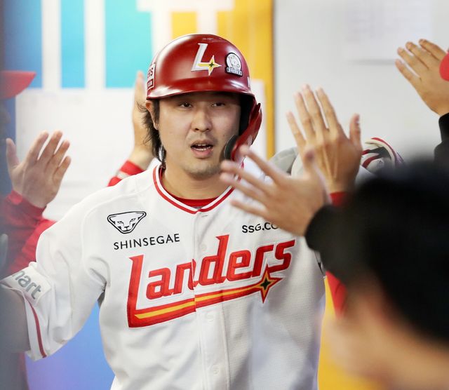 SSG 최정이 5일 인천 SSG랜더스필드에서 열린 삼성과의 홈 경기에서 5회 투런포를 때린 뒤 세리머니하고 있다. SSG 제공