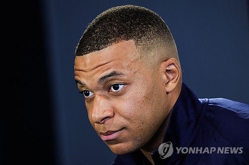 영국 매체 데일리 메일에 의하면 PSG는 킬리안 음바페가 이적을 결심하자 경기 출전을 막았을 뿐만 아니라 급여와 거액의 보너스 지불을 거부했다. 지난 4일 레알 마드리드 이적을 확정 지은 음바페는 A매치 친선전을 앞두고 열린 기자회견에서 PSG가 자신을 경기에 내보지 않을 거라고 말한 사실을 폭로했다. 지난해 여름 음바페가 계약 연장을 거부하자 PSG는 음바페를 여름 프리시즌 해외 투어 명단에서 제외했다. 이후 경기 출전도 막으려고 했을 뿐만 아니라 급여와 보너스도 일부 지불하지 않은 것으로 알려졌다. 연합뉴스