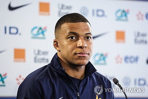 영국 매체 데일리 메일에 의하면 PSG는 킬리안 음바페가 이적을 결심하자 경기 출전을 막았을 뿐만 아니라 급여와 거액의 보너스 지불을 거부했다. 지난 4일 레알 마드리드 이적을 확정 지은 음바페는 A매치 친선전을 앞두고 열린 기자회견에서 PSG가 자신을 경기에 내보지 않을 거라고 말한 사실을 폭로했다. 지난해 여름 음바페가 계약 연장을 거부하자 PSG는 음바페를 여름 프리시즌 해외 투어 명단에서 제외했다. 이후 경기 출전도 막으려고 했을 뿐만 아니라 급여와 보너스도 일부 지불하지 않은 것으로 알려졌다. 연합뉴스