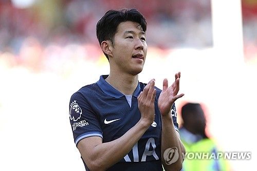 손흥민은 아직까지 스스로를 토트넘 레전드라고 생각하지 않았다. 가장 중요한 우승컵을 들기 전까지는 레전드로 불리길 원치 않았다. 5일 영국 풋볼런던에 따르면 손흥민은&nbsp;여전히 뭔가를 이뤄내고 싶고, 이 클럽의 전설이 될지를 결정하는 건 자신의 몫이 아니라면서 토트넘에서 뭐든 우승하고 싶기 때문에 스스로를 전설이라고 부르지 않을 거라고 말했다. 지난 9년 동안 토트넘에 헌신하고도 우승컵이 없었던 손흥민이 남은 2년 동안 우승을 차지할 수 있을지 귀추가 주목된다. 연합뉴스