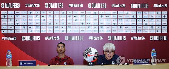 (싱가포르=연합뉴스) 신현우 기자 = 싱가포르 축구대표팀 오구라 쓰토무 감독(오른쪽)이 5일(현지시간) 오후 싱가포르 국립경기장에서 공식 기자회견에 참석해 취재진 질문에 답하고 있다. 왼쪽은 싱가포르 축구대표팀 사푸완 바하루딘. 싱가포르는 오는 6일 오후 9시(한국시간) 싱가포르 국립경기장에서 한국을 상대로 2026 북중미 월드컵 아시아 2차 예선 조별리그 C조 5차전을 치른다. 2024.6.5 nowwego@yna.co.kr