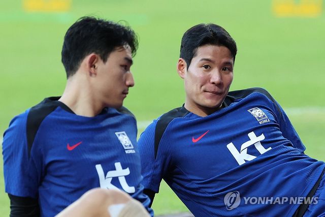 (싱가포르=연합뉴스) 신현우 기자 = 2026 북중미 월드컵 아시아 2차 예선 조별리그 C조 5차전 싱가포르전을 앞둔 한국 축구 국가대표팀 조유민과 박승욱이 4일(현지시간) 오후 싱가포르 비샨 스타디움에서 훈련을 앞두고 스트레칭하고 있다. 한국은 오는 6일 오후 9시(한국시간) 싱가포르 내셔널 스타디움에서 싱가포르를 상대한다. 2024.6.4 nowwego@yna.co.kr
