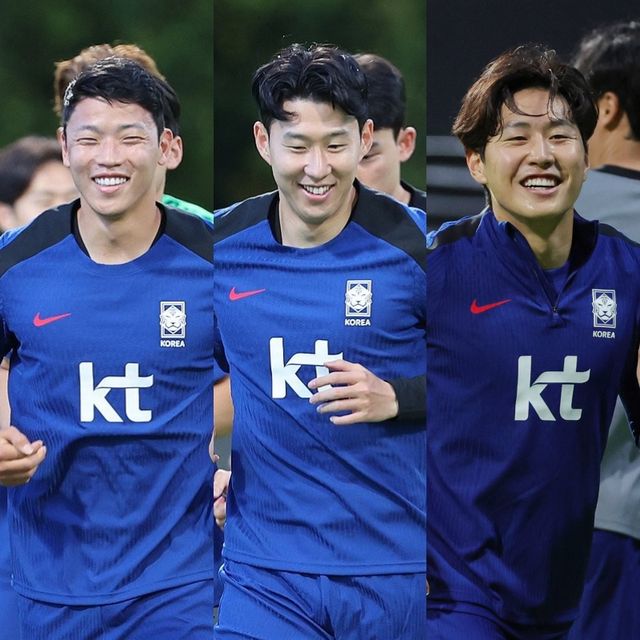 김도훈 감독이 이끄는 대한민국 축구 국가대표팀이 4일 싱가포르에 있는 비샨 스타디움에서 소집 이틀 차 훈련을 진행했다.&nbsp;대한민국 축구 대표팀은 오는 6일 오후 9시 싱가포르 국립경기장에서 싱가포르 축구 대표팀과 2026 국제축구연맹(FIFA) 북중미(미국-캐나다-멕시코 공동 개최) 월드컵 아시아지역 2차 예선 C조 5차전을 치른다.&nbsp;손흥민과 황희찬, 이강인 트리오가 2023 AFC 카타르 아시안컵 이후 첫 완전체로 뭉친다. 연합뉴스