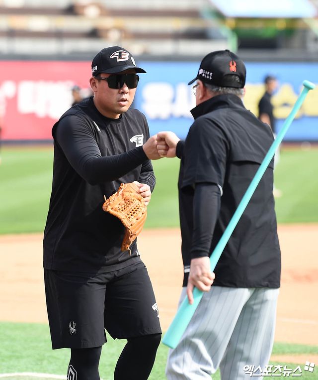 5일 오후 수원케이티위즈파크에서 열리는 2024 신한 SOL Bank KBO리그 한화 이글스와 KT 위즈의 경기에 앞서 한화 안치홍이 김경문 감독과 주먹을 맞대고 있다. 수원, 박지영 기자