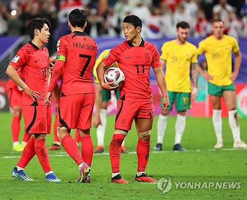 김도훈 감독이 이끄는 대한민국 축구 국가대표팀이 4일 싱가포르에 있는 비샨 스타디움에서 소집 이틀 차 훈련을 진행했다.&nbsp;대한민국 축구 대표팀은 오는 6일 오후 9시 싱가포르 국립경기장에서 싱가포르 축구 대표팀과 2026 국제축구연맹(FIFA) 북중미(미국-캐나다-멕시코 공동 개최) 월드컵 아시아지역 2차 예선 C조 5차전을 치른다.&nbsp;손흥민과 황희찬, 이강인 트리오가 2023 AFC 카타르 아시안컵 이후 첫 완전체로 뭉친다. 연합뉴스