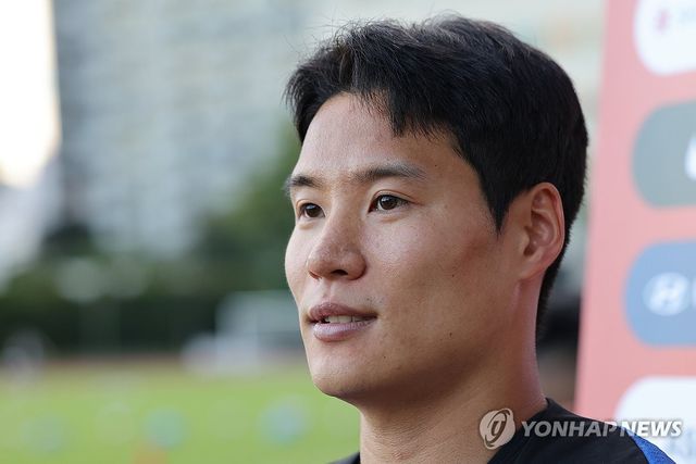 (싱가포르=연합뉴스) 신현우 기자 = 한국 축구 대표팀 박승욱이 4일(현지시간) 오후 싱가포르 비샨 스타디움에서 훈련을 앞두고 인터뷰하고 있다. 한국은 오는 6일 오후 9시(한국시간) 싱가포르 내셔널 스타디움에서 싱가포르를 상대로 2026 북중미 월드컵 아시아 2차 예선 조별리그 C조 5차전을 치른다. 2024.6.4 nowwego@yna.co.kr