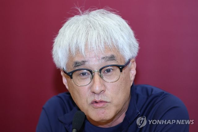 (싱가포르=연합뉴스) 신현우 기자 = 싱가포르 축구대표팀 오구라 쓰토무 감독(오른쪽)이 5일(현지시간) 오후 싱가포르 국립경기장에서 공식 기자회견에 참석해 취재진 질문에 답하고 있다. 왼쪽은 싱가포르 축구대표팀 사푸완 바하루딘. 싱가포르는 오는 6일 오후 9시(한국시간) 싱가포르 국립경기장에서 한국을 상대로 2026 북중미 월드컵 아시아 2차 예선 조별리그 C조 5차전을 치른다. 2024.6.5 nowwego@yna.co.kr