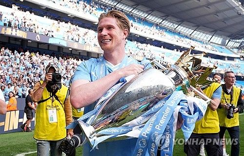 영국 매체 데일리 스타는 5일 맨체스터 시티 중원의 핵심 케빈 데 브라이너가 이번 여름 사우디아라비아로 충격적인 이적을 할 수 있다고 주장했다. 맨시티와의 계약이 1년 남은 월드 클래스 미드필더 더 브라위너는 직접 사우디 이적을 고려하고 있다고 밝히면서 중동에서 주는 막대한 연봉에 흔들리고 있다. 세계적인 미드필더 더 브라위너가 사우디의 오일 머니에 흔들리자 유혹을 뿌리친 손흥민과 리오넬 메시 등이 조명을 받고 있다. 연합뉴스