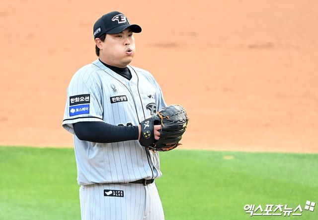 6일 오후 수원KT위즈파크에서 열린 2024 신한 SOL Bank KBO리그 한화 이글스와 KT 위즈의 경기, 1회말 한화 선발투수 류현진이 투구 준비를 하고 있다. 수원, 김한준 기자