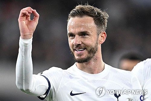 잉글랜드 축구대표팀은 오는 14일 독일에서 개최되는 UEFA 유로 2024를 앞두고 6일 최종 명단 26인을 발표했다. 이때 토트넘 홋스퍼 부주장이자 미드필더 제임스 매디슨이 최종 명단에서 탈락했다. 이번 시즌 전반기에 좋은 활약을 펼쳤지만 발목 부상에서 돌아온 뒤 경기력이 저하된 매디슨은 예비 명단 33명에 포함됐으나 끝내 최종 명단에 승선하는데 실패했다. 대표팀 탈락이 확정된 후 매디슨의 자신의 SNS을 통해 실망감을 감추지 못했다. 연합뉴스