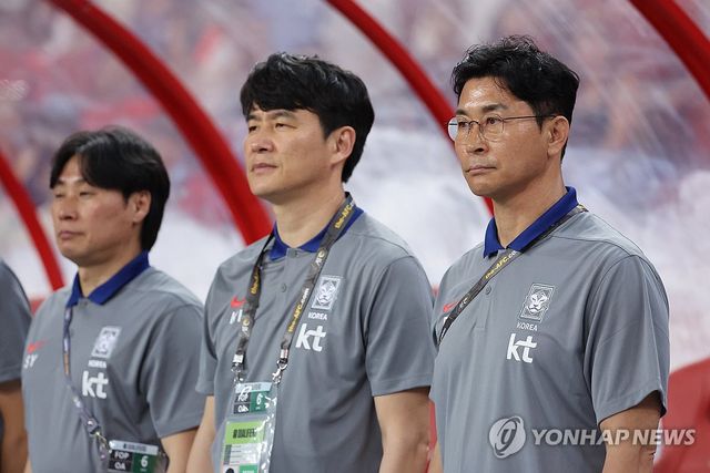 (싱가포르=연합뉴스) 신현우 기자 = 6일(현지시간) 싱가포르 국립경기장에서 열린 2026 북중미 월드컵 아시아 2차 예선 조별리그 C조 5차전 한국과 싱가포르의 경기. 한국 김도훈 임시 감독이 경기 시작을 기다리고 있다. 2024.6.6 nowwego@yna.co.kr