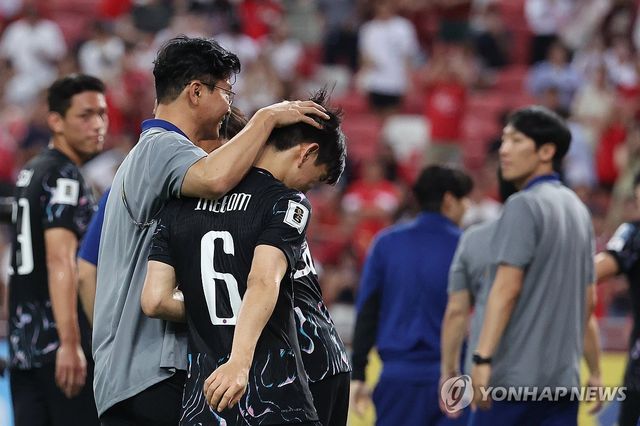 싱가포르=연합뉴스) 신현우 기자 = 6일(현지시간) 싱가포르 국립경기장에서 열린 2026 북중미 월드컵 아시아 2차 예선 조별리그 C조 5차전 한국과 싱가포르의 경기가 한국의 7-0 승리로 끝난 뒤 한국 김도훈 임시 감독이 황인범을 격려하고 있다. 2024.6.7 nowwego@yna.co.kr