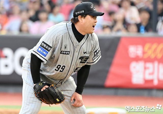 6일 오후 수원KT위즈파크에서 열린 2024 신한 SOL Bank KBO리그 한화 이글스와 KT 위즈의 경기, 5회말 2사 2루 한화 선발투수 류현진이 볼이 선언되자 아쉬워하고 있다. 수원, 김한준 기자