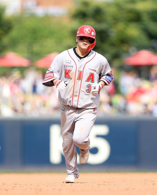 KIA 타이거즈 내야수 김선빈. 6월 6일 롯데 자이언츠와의 광주 홈 경기에서 2점 홈런 포함 2안타 3타점 맹타를 휘둘렀다. 사진 KIA 타이거즈