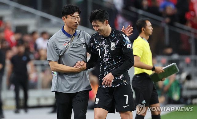 (싱가포르=연합뉴스) 신현우 기자 = 6일(현지시간) 싱가포르 국립경기장에서 열린 2026 북중미 월드컵 아시아 2차 예선 조별리그 C조 5차전 한국과 싱가포르의 경기. 후반전 손흥민이 교체되며 김도훈 임시 감독의 격려를 받고 있다. 2024.6.6 nowwego@yna.co.kr