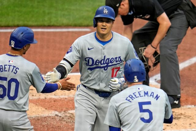 6일 미국 펜실베이니아주 피츠버그의 PNC파크에서 열린 2024 미국프로야구 메이저리그 LA 다저스와 피츠버그 파이리츠의 경기, 다저스 오타니 쇼헤이가 2번 지명타자로 선발 출전해 5타수 2안타 1홈런 2타점을 기록하면서 멀티히트 활약을 펼쳤다. 하지만 다저스는 오타니의 활약에도 경기 초반 대량실점을 극복하지 못하고 피츠버그에 6-10으로 패배했다. AP 연합뉴스