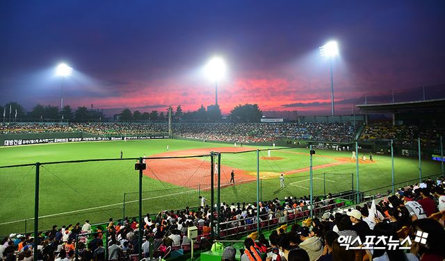 한국야구위원회가 대전한화생명이글스파크에서 개최될 예정이었던 6월 18~20일 키움-한화전, 8월 20~22일 NC-한화 경기의 장소가 청주야구장으로 변경됐다고 설명했다. 한화는 홈 경기 기준 2010년 8경기, 2011년 5경기, 2012년 12경기, 2013년 5경기, 2014년 5경기, 2015년 5경기, 2016년 6경기, 2017년 6경기, 2018년 7경기, 2019년 7경기를 청주야구장에서 치렀다. 가장 최근에 청주야구장에서 펼쳐졌던 경기는 2019년 9월 10~11일 LG-한화전이었다. 엑스포츠뉴스 DB