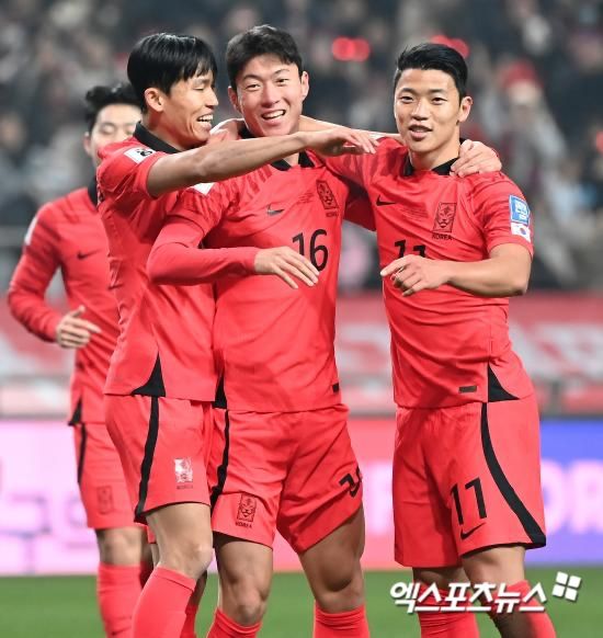 김도훈 임시 감독이 이끄는 대한민국 축구 국가대표팀이 6일 오후 9시 싱가포르 국립 경기장에서 싱가포르 축구 국가대표팀과 2026 국제축구연맹(FIFA) 북중미(미국-캐나다-멕시코 공동 개최) 월드컵 아시아지역 2차 예선 C조 5차전을 치른다.&nbsp;한국은 지난해 11월 서울월드컵경기장에서 열린 싱가포르와의 예선 첫 경기에서 5-0 대승을 거뒀다. 엑스포츠뉴스DB