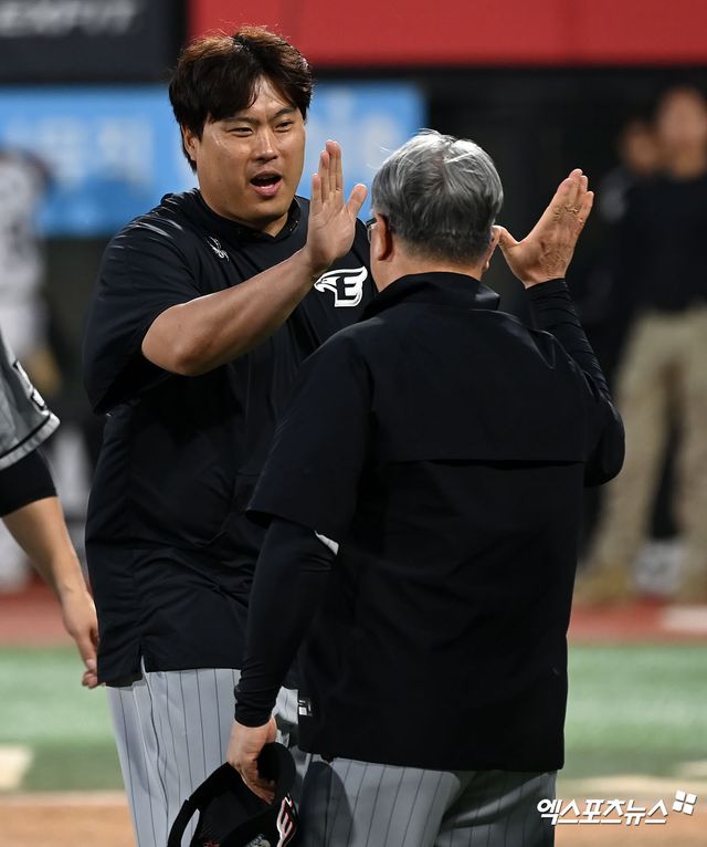 6일 오후 수원KT위즈파크에서 열린 2024 신한 SOL Bank KBO리그 한화 이글스와 KT 위즈의 경기, 한화가 선발 류현진의 6이닝 무실점 호투와 노시환의 쐐기포에 힘입어 KT에 6:0으로 승리하며 스윕을 달성했다. 이날 경기에서 승리한 한화 류현진이 김경문 감독과 하이파이브를 하고 있다. 수원, 김한준 기자