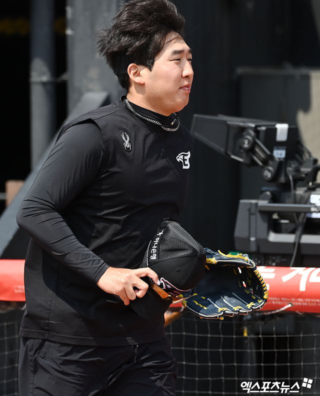 6일 오후 수원KT위즈파크에서 열리는 2024 신한 SOL Bank KBO리그 한화 이글스와 KT 위즈의 경기, 야구장 출근과 동시에 KT 락커룸으로 향했던 한화 박상원이 훈련을 위해 그라운드로 향하고 있다. 수원, 김한준 기자