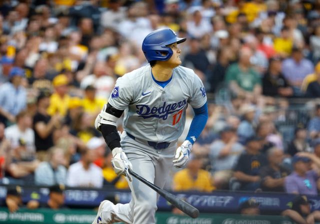 6일 미국 펜실베이니아주 피츠버그의 PNC파크에서 열린 2024 미국프로야구 메이저리그 LA 다저스와 피츠버그 파이리츠의 경기, 다저스 오타니 쇼헤이가 2번 지명타자로 선발 출전해 5타수 2안타 1홈런 2타점을 기록하면서 멀티히트 활약을 펼쳤다. 하지만 다저스는 오타니의 활약에도 경기 초반 대량실점을 극복하지 못하고 피츠버그에 6-10으로 패배했다. AFP 연합뉴스